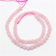 Runde frostede rosakvarts perler på streng